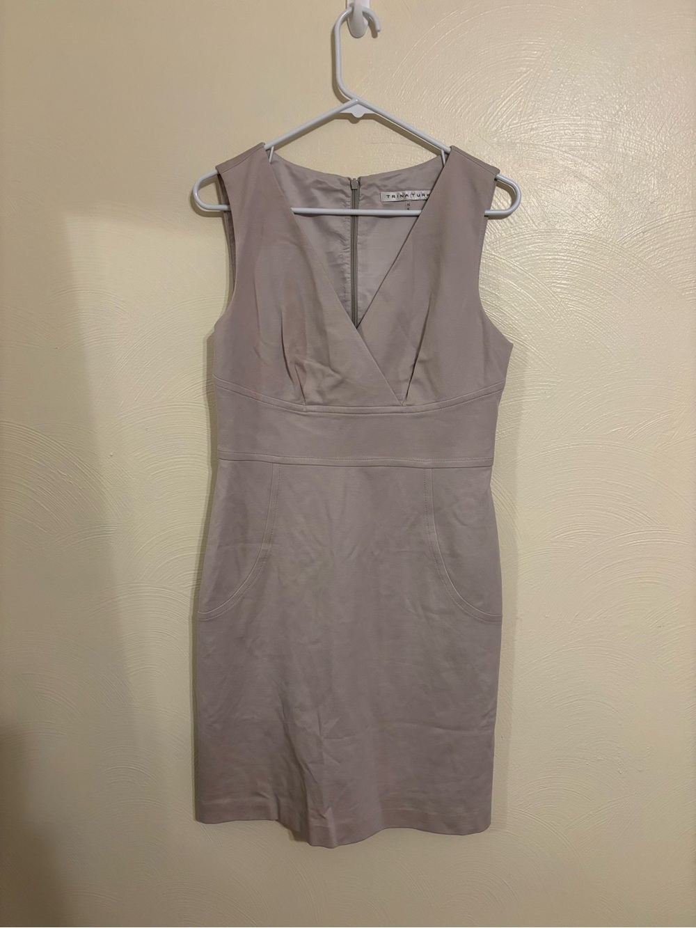Trina Turk Size 10 Taupe V Neck Sheath Dress Stretch
